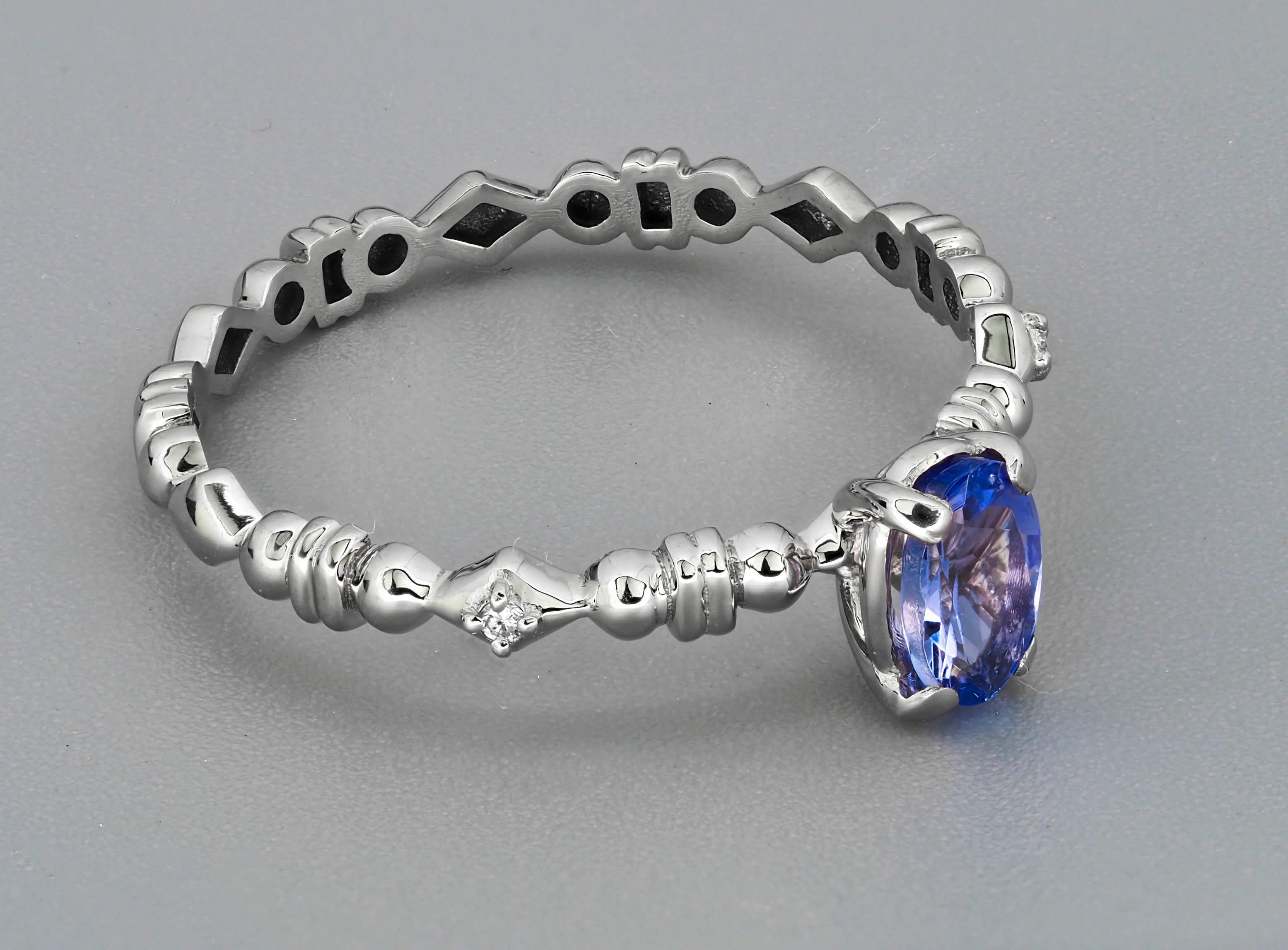 Modern Ring with tanzanite and diamonds. For Sale