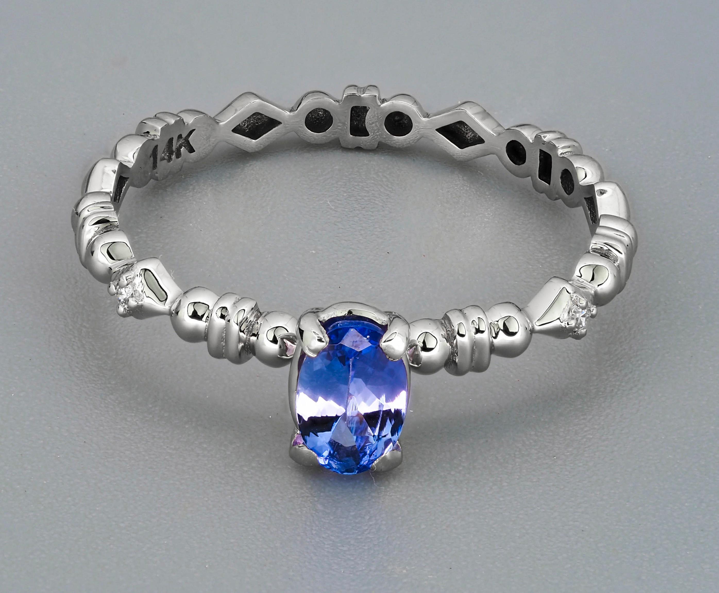 Oval Cut Ring with tanzanite and diamonds. For Sale