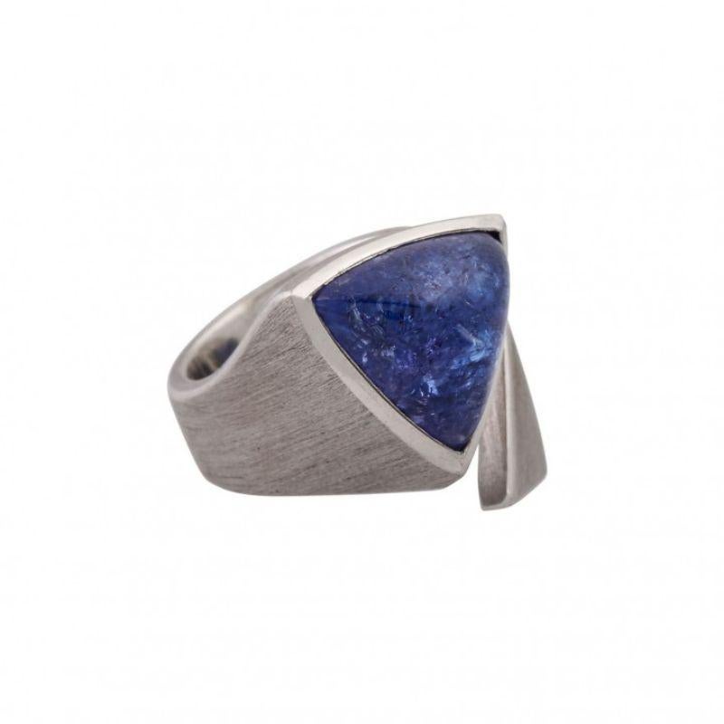 approx. 12.8x14.4 mm, set in WG 18K, 20.6 g, NP: €3,120, ring size 55, 21st century, slight signs of wear. Goldsmith Lahl, Ulm. (5)

 Ring with tanzanite cabochon approx. 12.8x14.4 mm, mounted in 18K WG, 20.6 gr, original price: 3.120 €, ring size