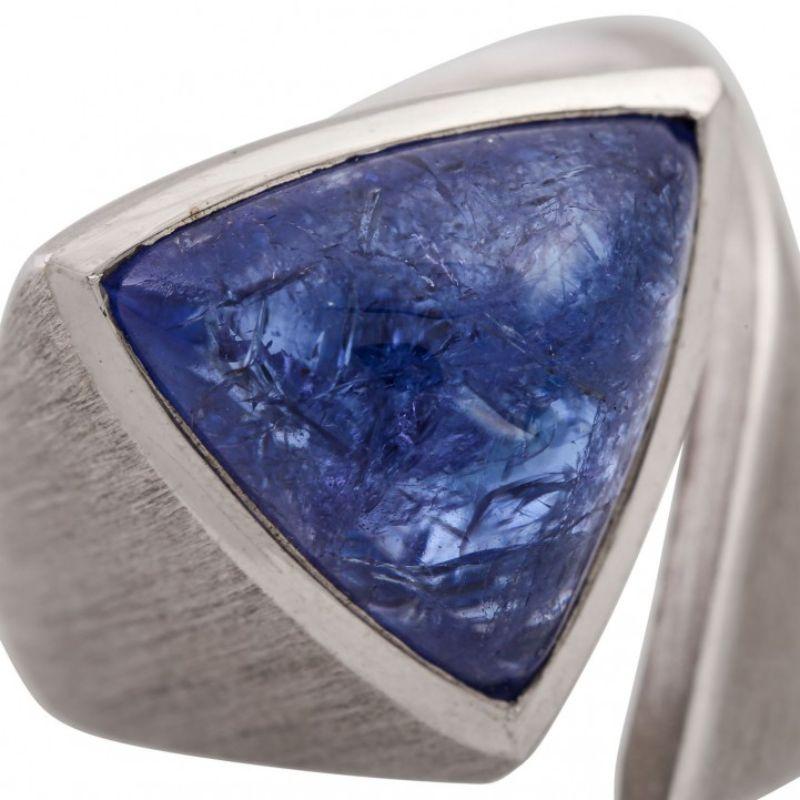 Ring with Tanzanite Cabochon In Good Condition For Sale In Stuttgart, BW