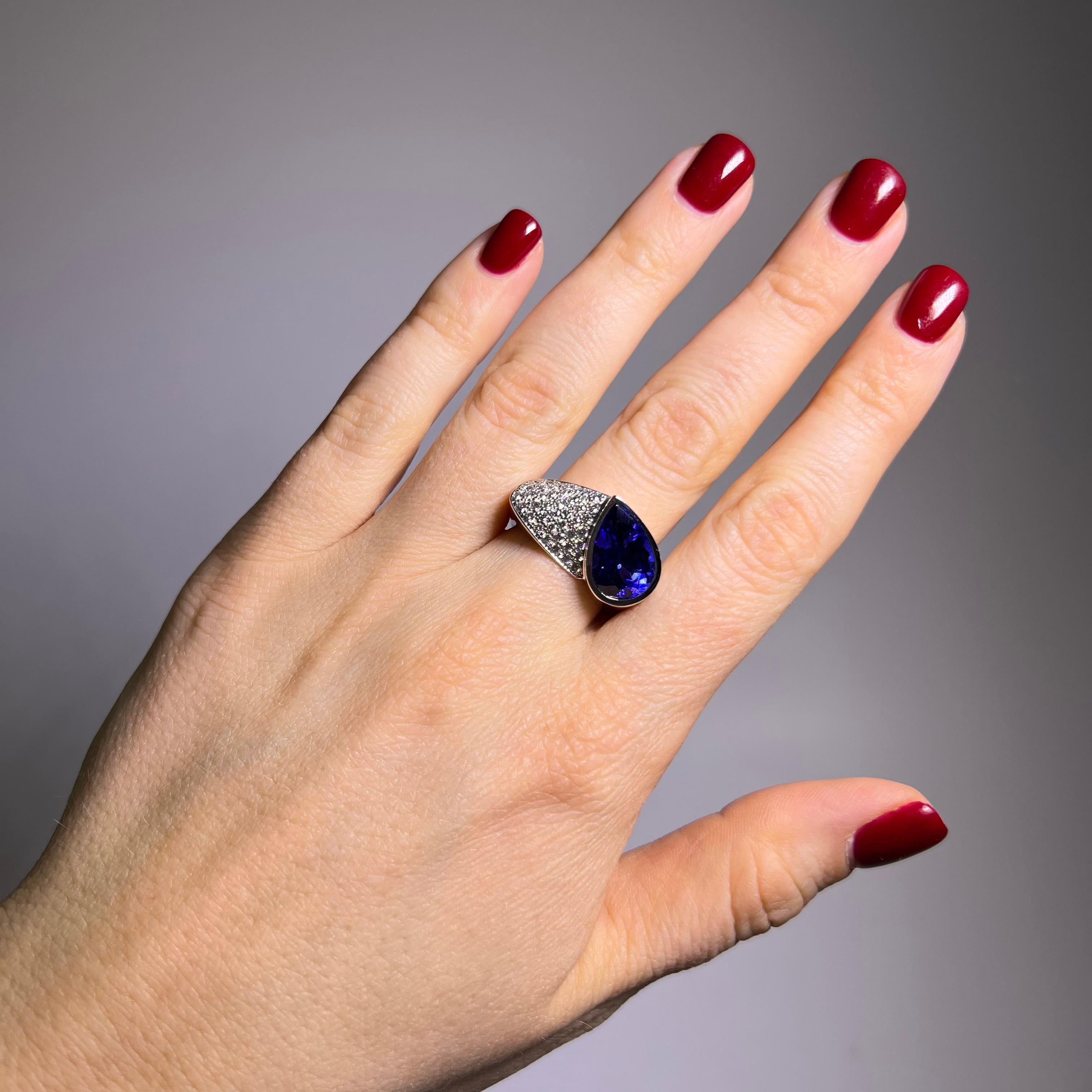 Ring with Tanzanite & Diamonds in 18 Karat White Gold In Good Condition For Sale In Lucerne, CH