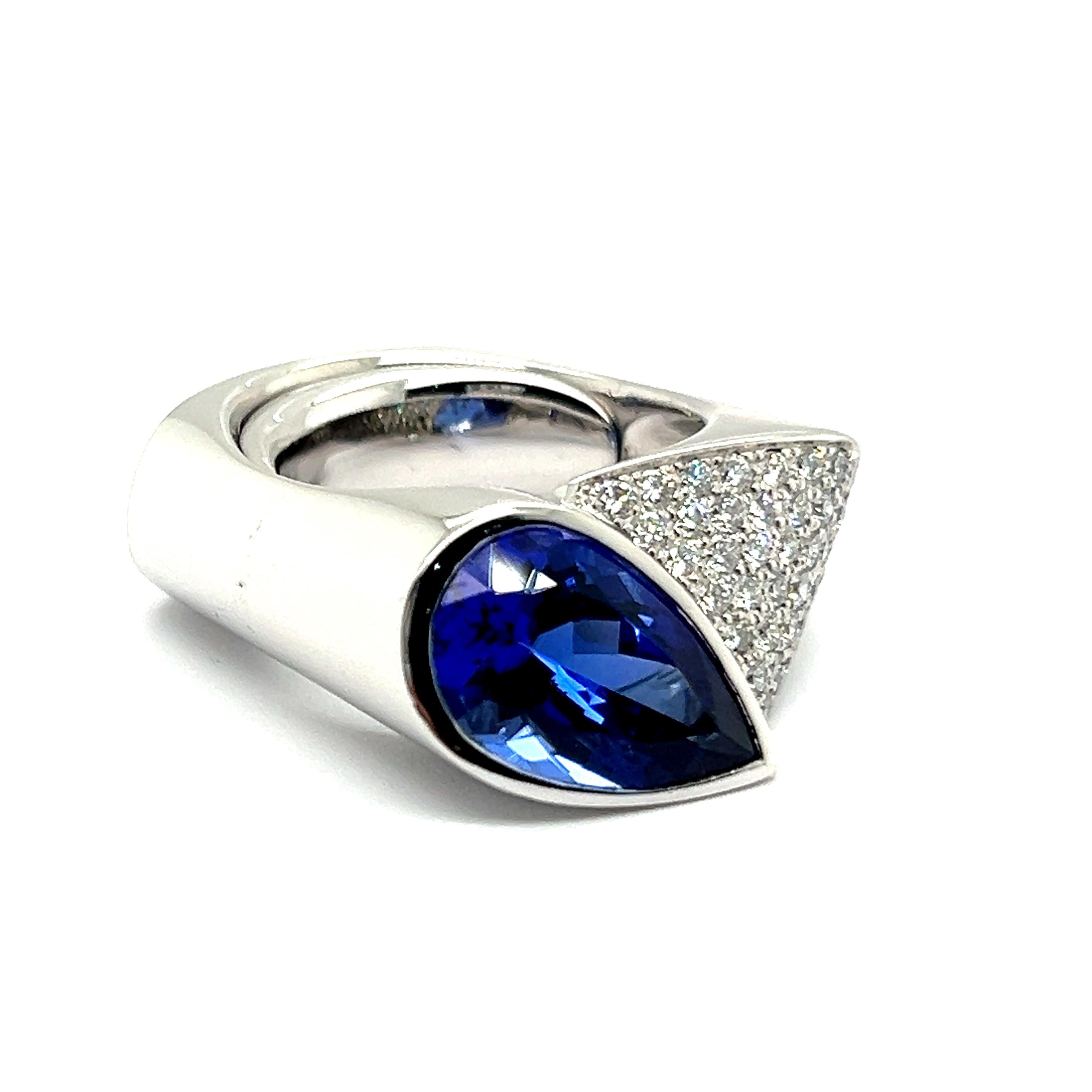 Women's or Men's Ring with Tanzanite & Diamonds in 18 Karat White Gold For Sale