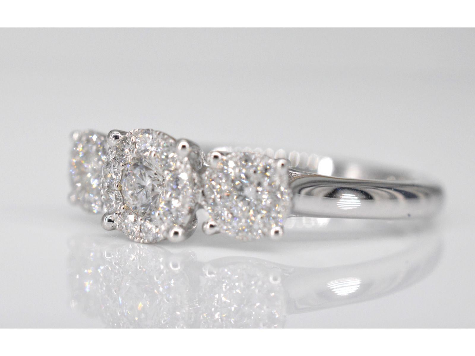 Taille brillant Bague à trois chatons de diamants de 0,75 carat en vente