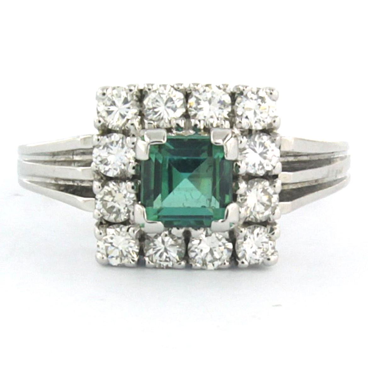Bague en or blanc 14k sertie de tourmaline et de diamants taille brillant jusqu'à 0.63ct - F/G - VS/SI - taille de bague US 6.75 - EU 17.25(54)

description détaillée :

le haut de l'anneau mesure 1,0 cm de large et 7,8 mm de haut

poids total : 5,0