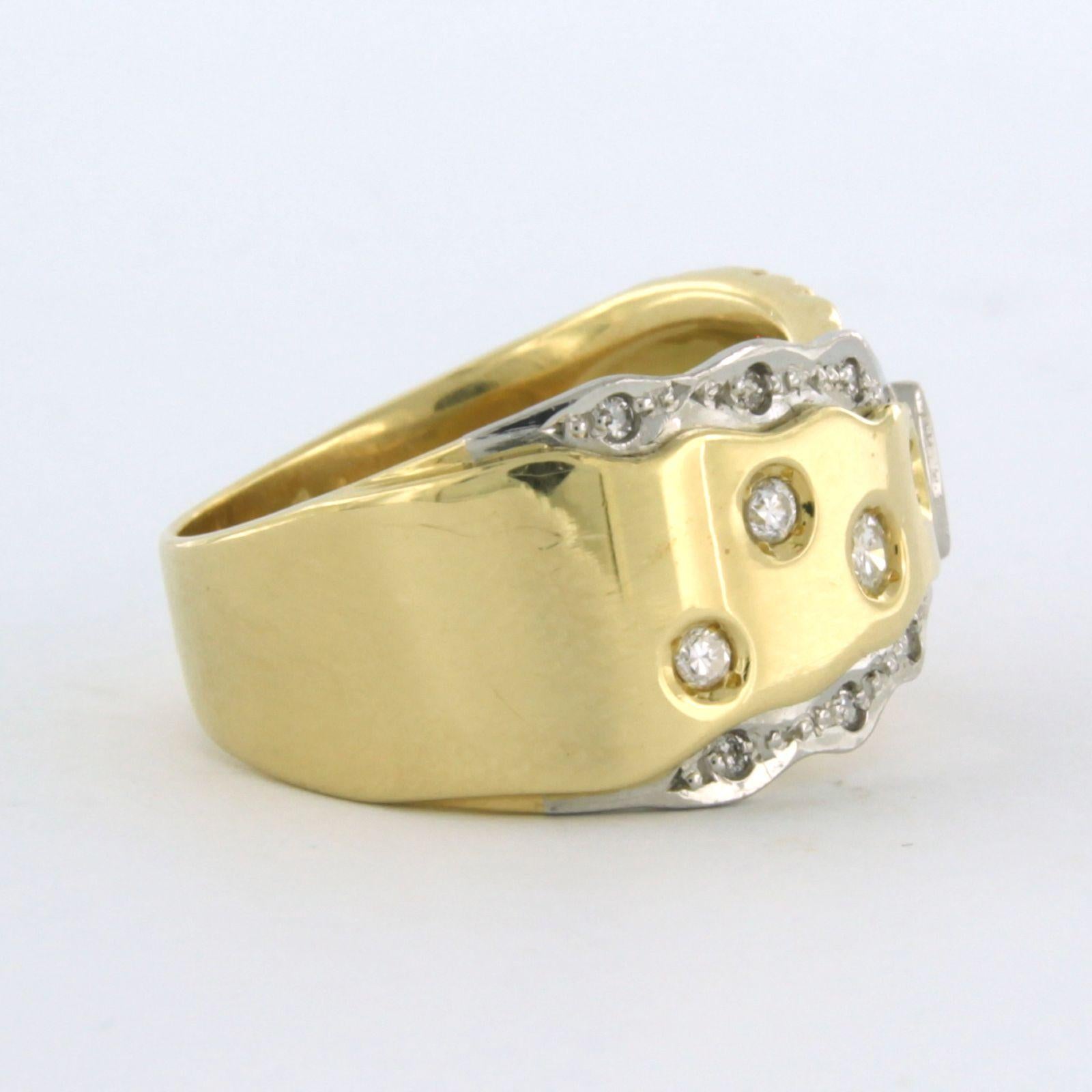 Modern Ring with triangle and brilliant cut diamonds up to 0.22ct 18k gold and platinum For Sale