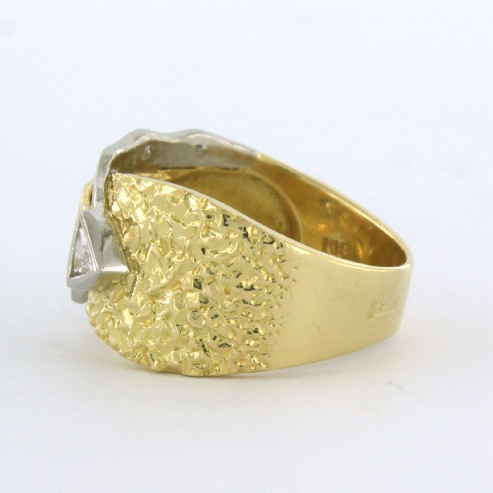 Brilliant Cut Ring with triangle and brilliant cut diamonds up to 0.22ct 18k gold and platinum For Sale