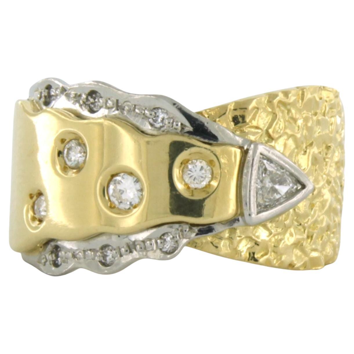 Bague avec diamants triangulaires et taille brillant jusqu'à 0,22ct Or 18k et platine