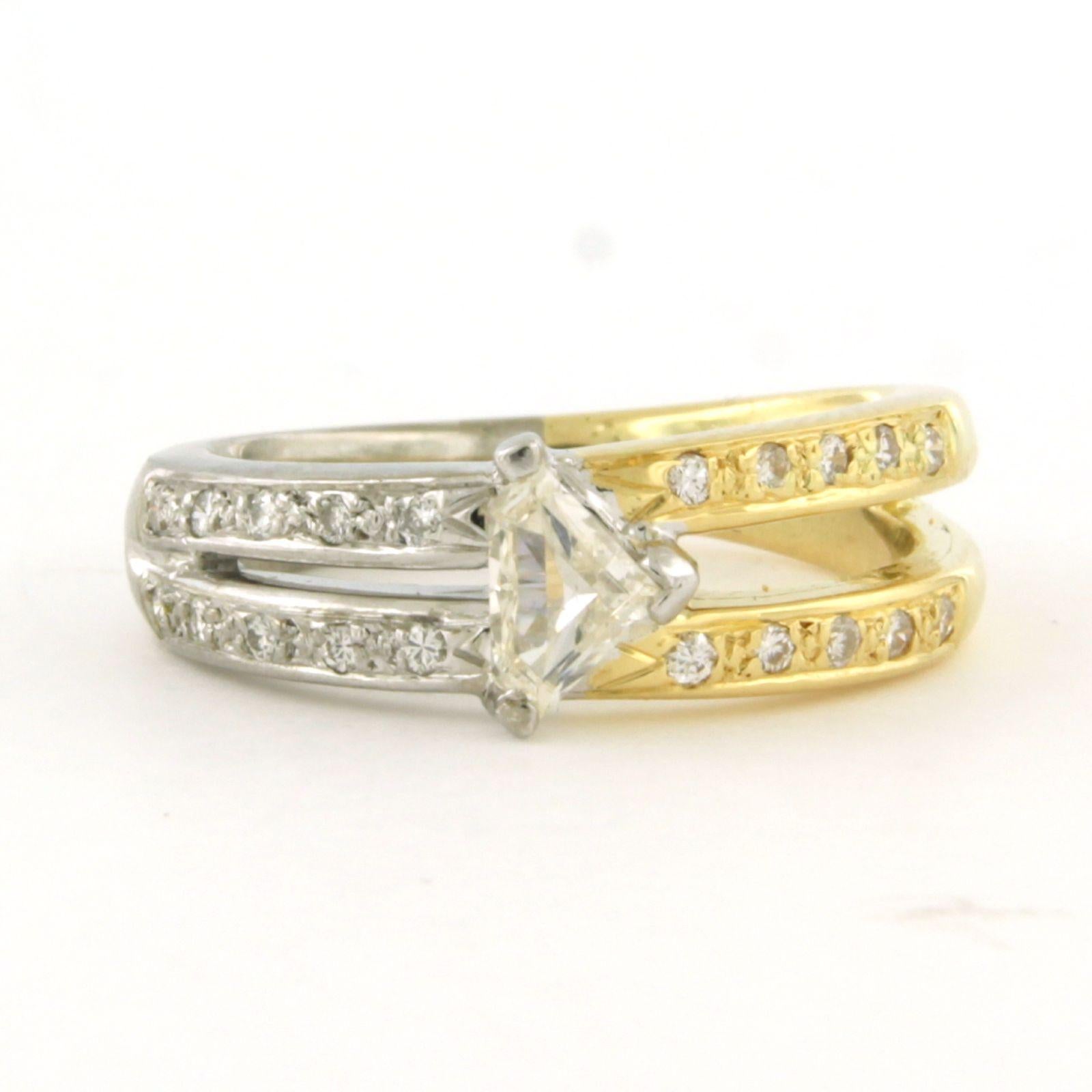 Anillo de oro bicolor de 18k engastado con un diamante talla triángulo de 0,30 ct y diamantes talla brillante que suman aproximadamente 0,20 ct - F/G - VS/SI - talla del anillo US 6.5 - EU 17(53)

Descripción detallada

la parte superior del anillo