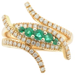 Ring aus 18 Karat Roségold mit weißen Diamanten und Smaragden, 21. Jahrhundert