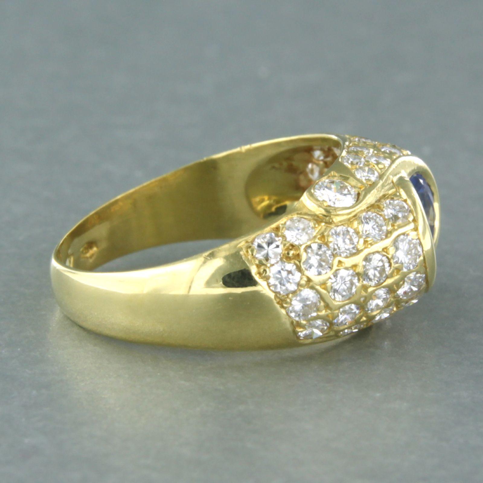 Bague en or jaune 18k sertie de saphirs jaunes et bleus, et de diamants de taille brillant. 1.50ct -F/G - VS/SI - taille de bague U.S. 6.5 - EU. 17(53)

description détaillée :

Le haut de l'anneau mesure 1.0 cm de large.

Taille de l'anneau : 6,5