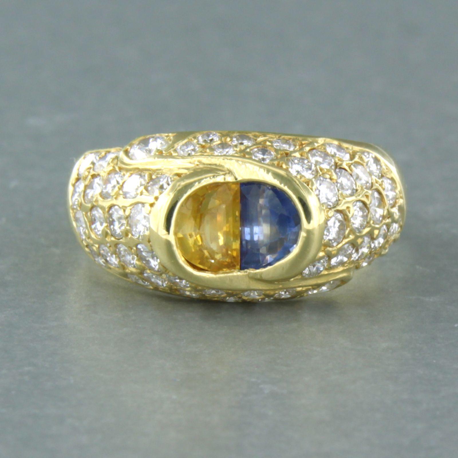 Ring aus 18 Karat Gelbgold, besetzt mit gelben und blauen Saphiren und Diamanten im Brillantschliff. 1.50ct -F/G - VS/SI - Ringgröße U.S. 6.5 - EU. 17(53)

detaillierte Beschreibung:

Die Oberseite des Rings ist 1.0 cm breit

Ringgröße U.S. 6.5 -