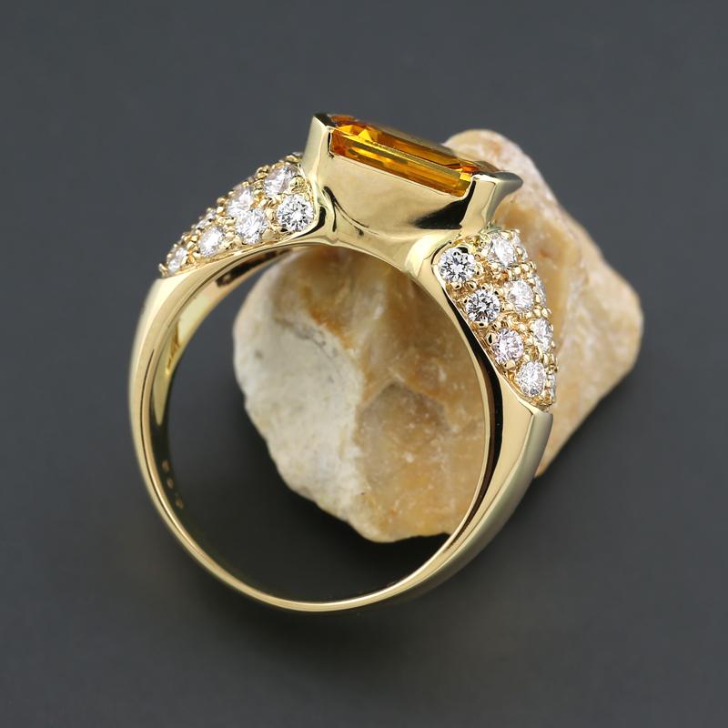 Contemporary Ceylon Sapphire orange color and diamonds 3.50 carats Ring 18Kt Yellow Gold For Sale