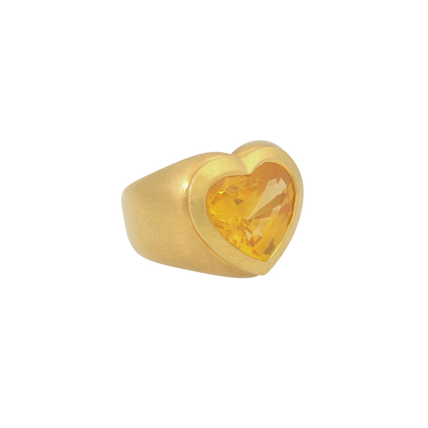 Geschliffen in Form eines Herzens, GG 18K feinvergoldet, 22,7 g, RW: 54, 21. Jahrhundert, hochwertige Goldschmiedearbeit.

 Ring besetzt mit gelbem Saphir ca. 6 ct, herzförmig geschliffen, YG 18K feinvergoldet, 22,7 g, Ringgröße 54, 21. Jahrhundert,