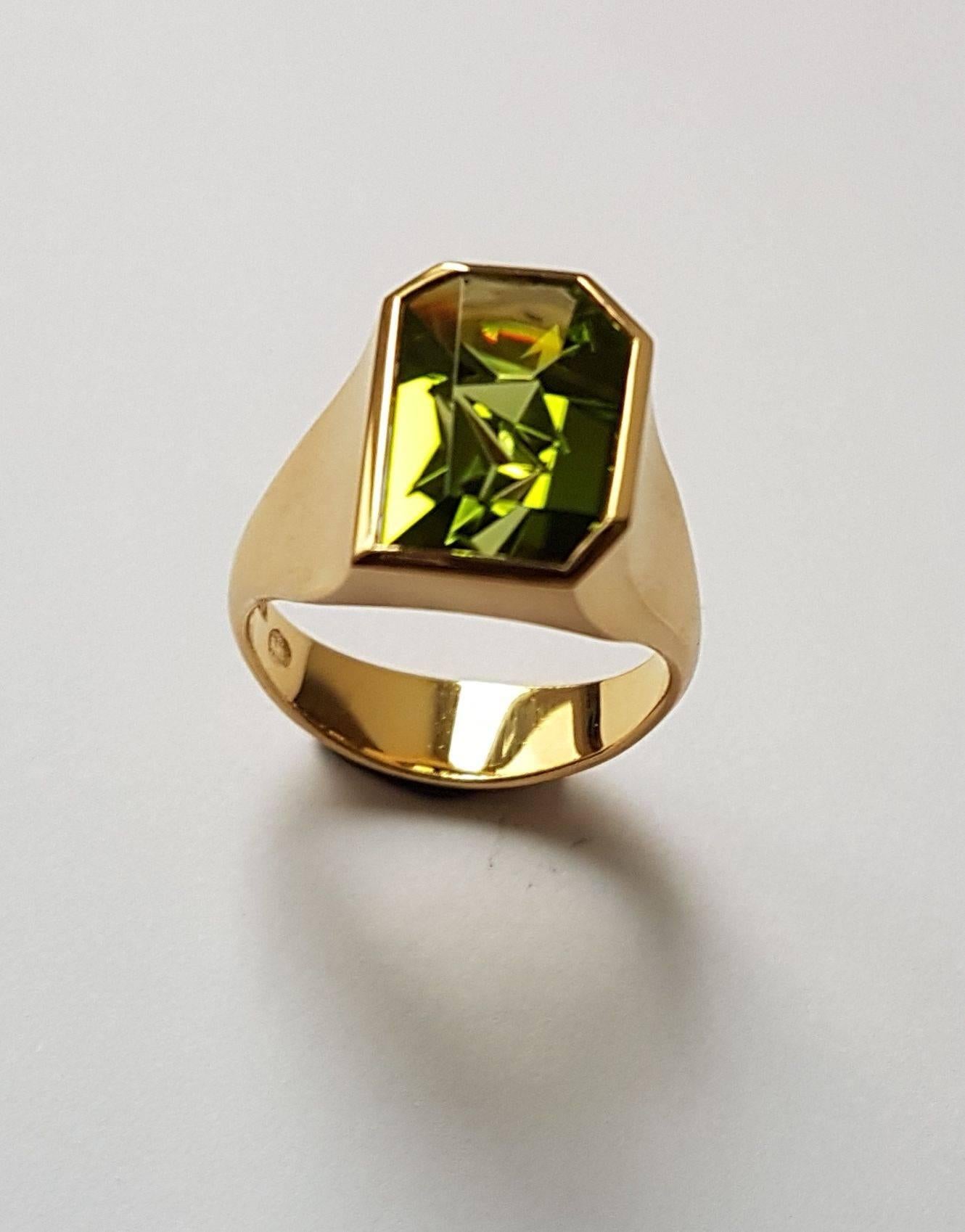 Gorgeous ring made of 750/0 yellow gold with a fancy cut peridot, 4.77 carats, by Atelier Munsteiner.
A lovely piece of fine craftsmanship.
Ring size 55 (European Size)
