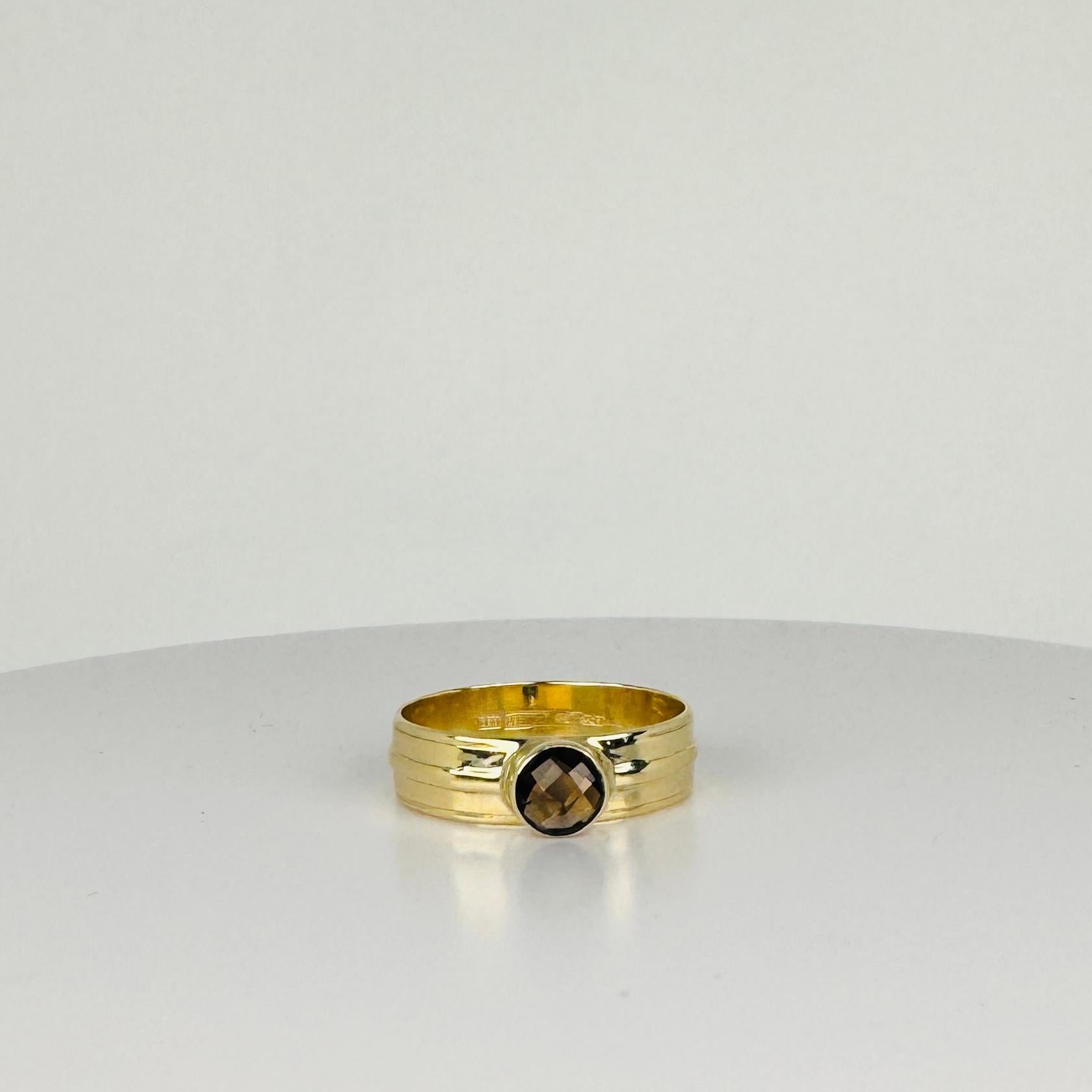 Regardez ce magnifique et toujours si spécial smokey quarts ! Cette bague vintage avec un quartet rond brun est en or 14 carats. Un véritable accroche-regard ! Cette pierre précieuse a une couleur brune naturelle unique. Rehaussez n'importe quel