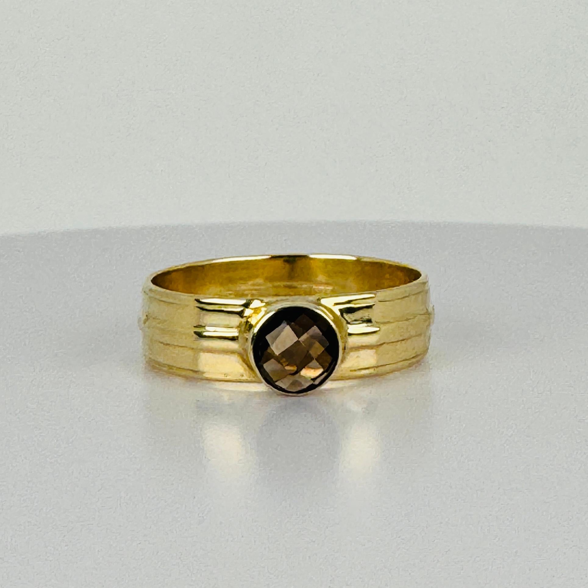 Look at this beautiful with alway so special smokey quarts! This  ring with a round brown quarts is made of 14 carat yellow gold. Definitely an eye-catcher! This gemstone’s itself has a unique natural brown color. Elevate any ensemble with this