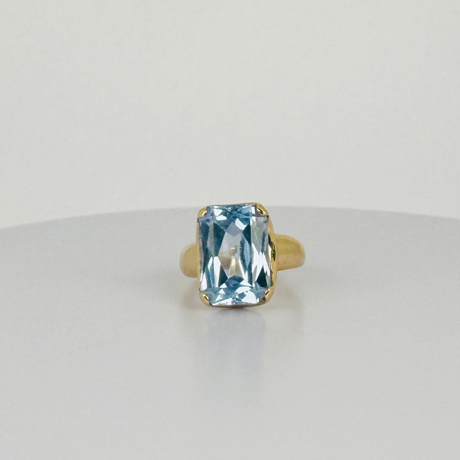 Stunning pre-loved jewel, featuring a blue topas. Look at this vivid color blue and design of this pre-loved ring. Something different! It is a dazzling display of elegance and sophistication. The topas is set in a detailed and firm