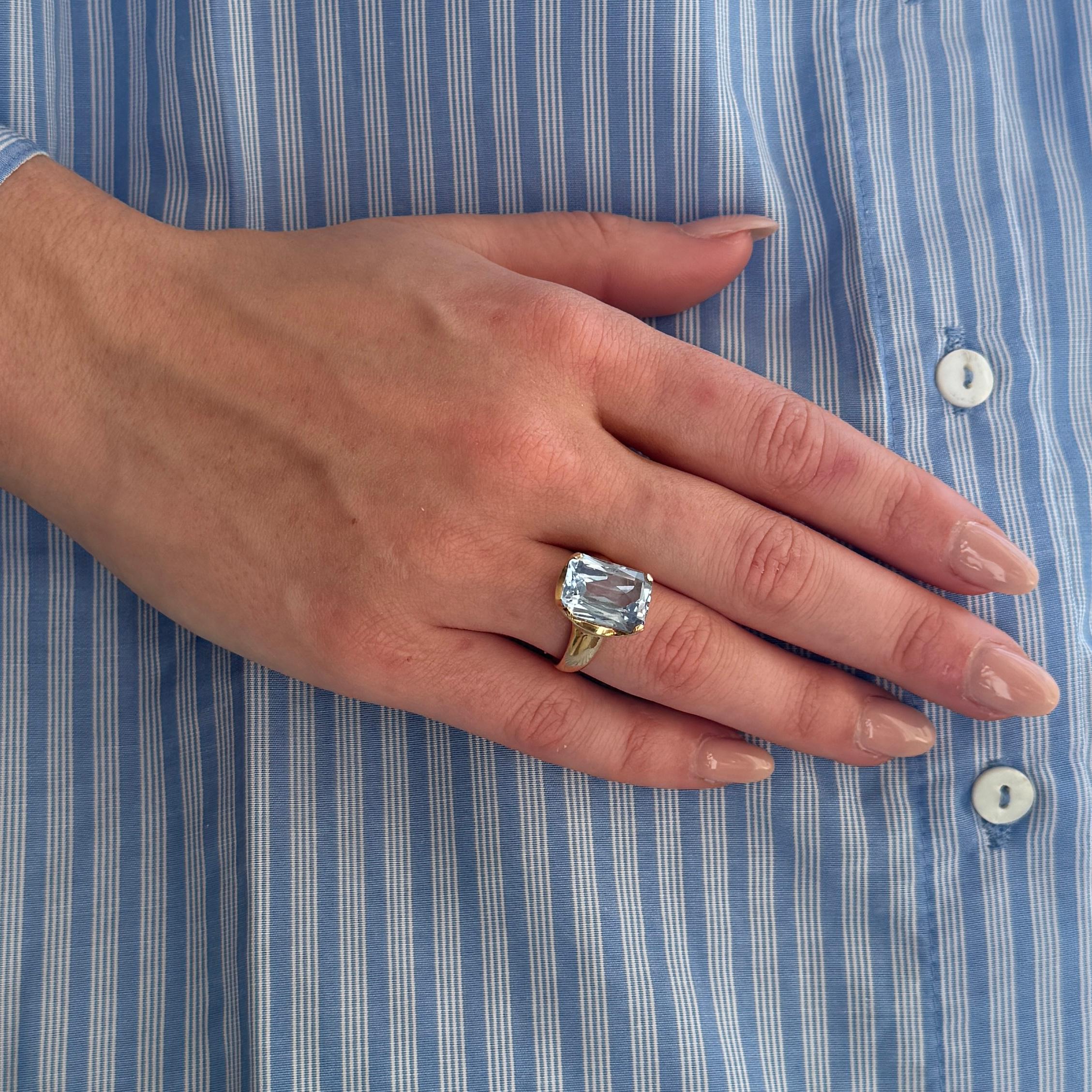 Emerald Cut Ring yellow gold 18 carat with blue topas circa 5 carat For Sale