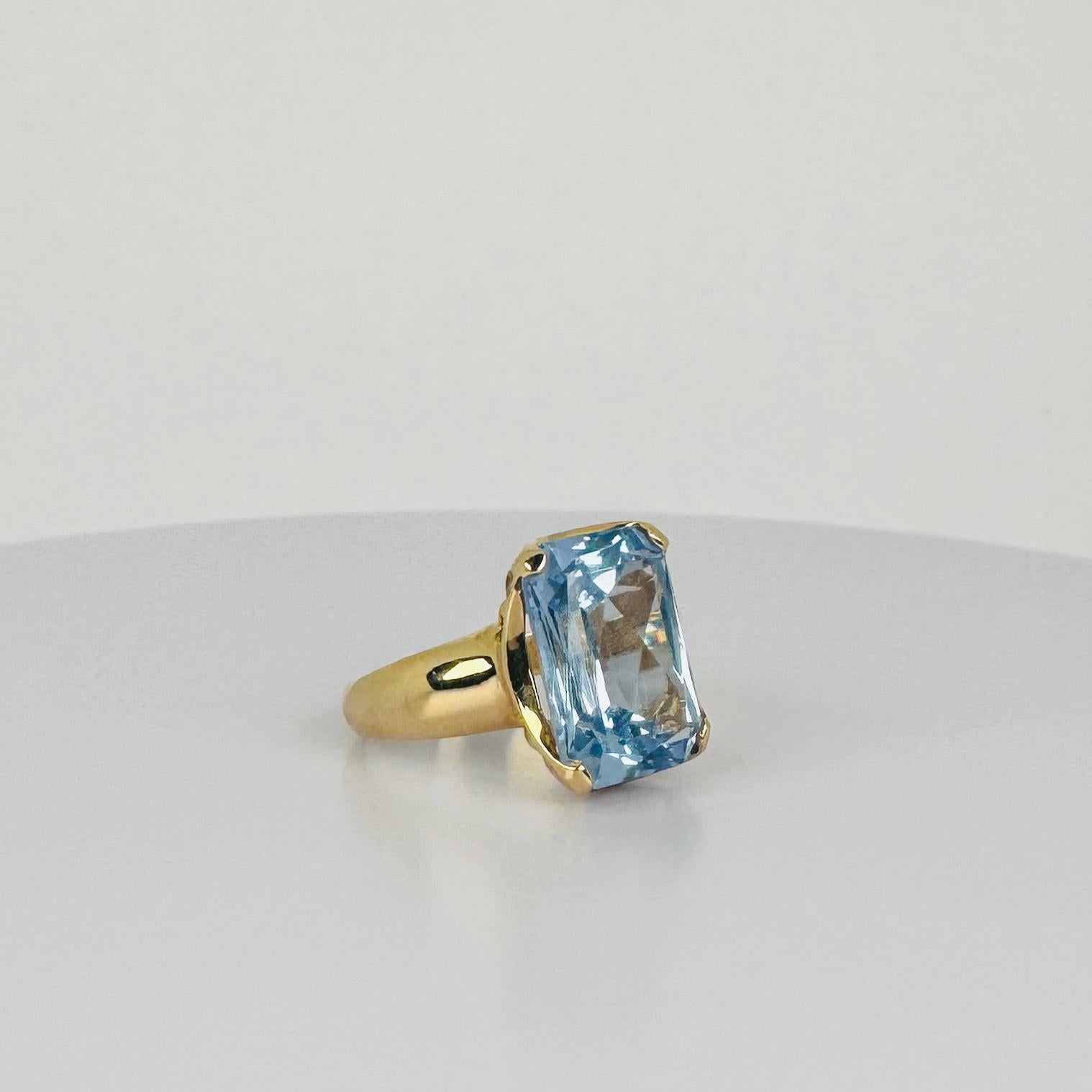 Ring yellow gold 18 carat with blue topas circa 5 carat In Good Condition For Sale In Heemstede, NL