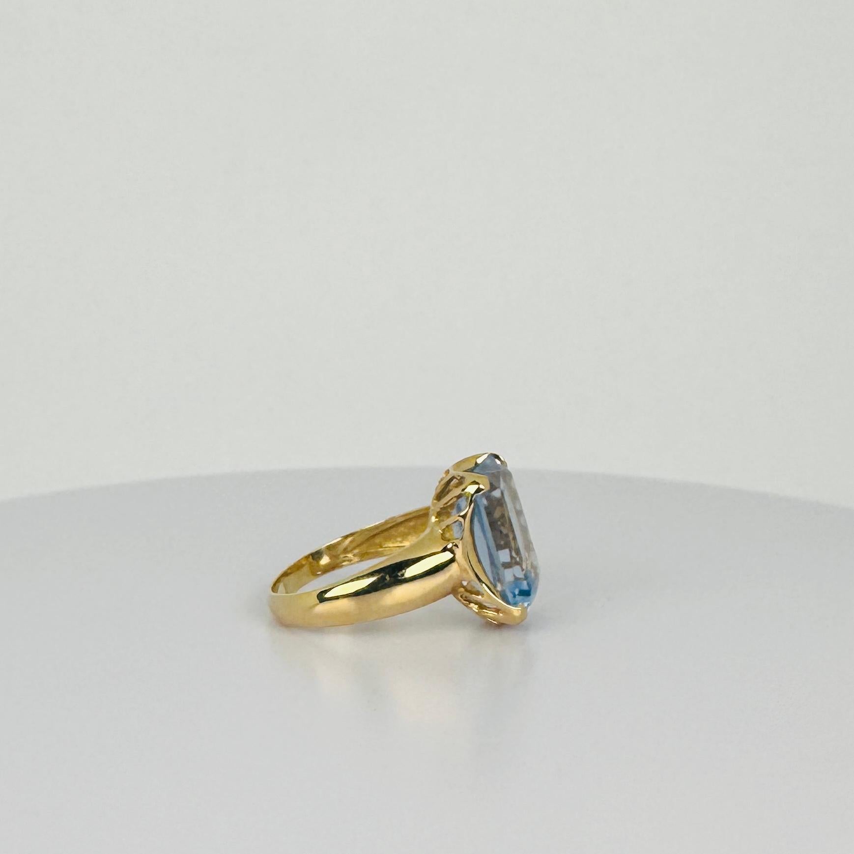Women's Ring yellow gold 18 carat with blue topas circa 5 carat For Sale