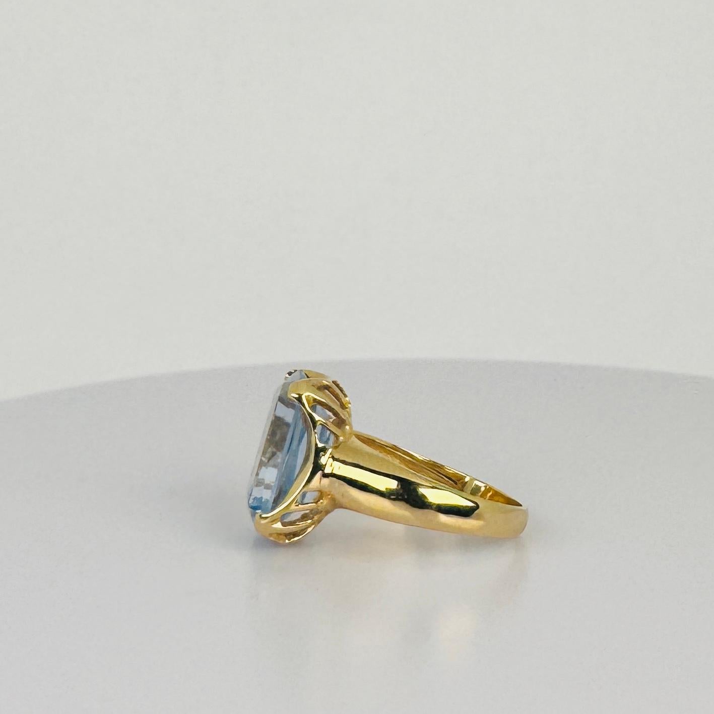 Ring yellow gold 18 carat with blue topas circa 5 carat For Sale 2