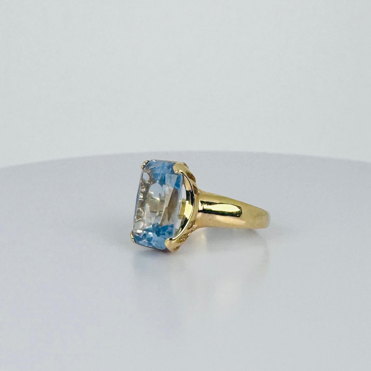 Ring yellow gold 18 carat with blue topas circa 5 carat For Sale 3