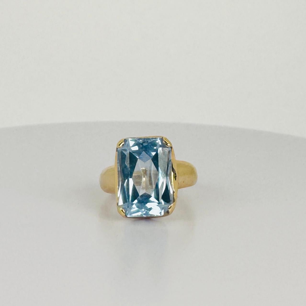 Ring yellow gold 18 carat with blue topas circa 5 carat For Sale 4