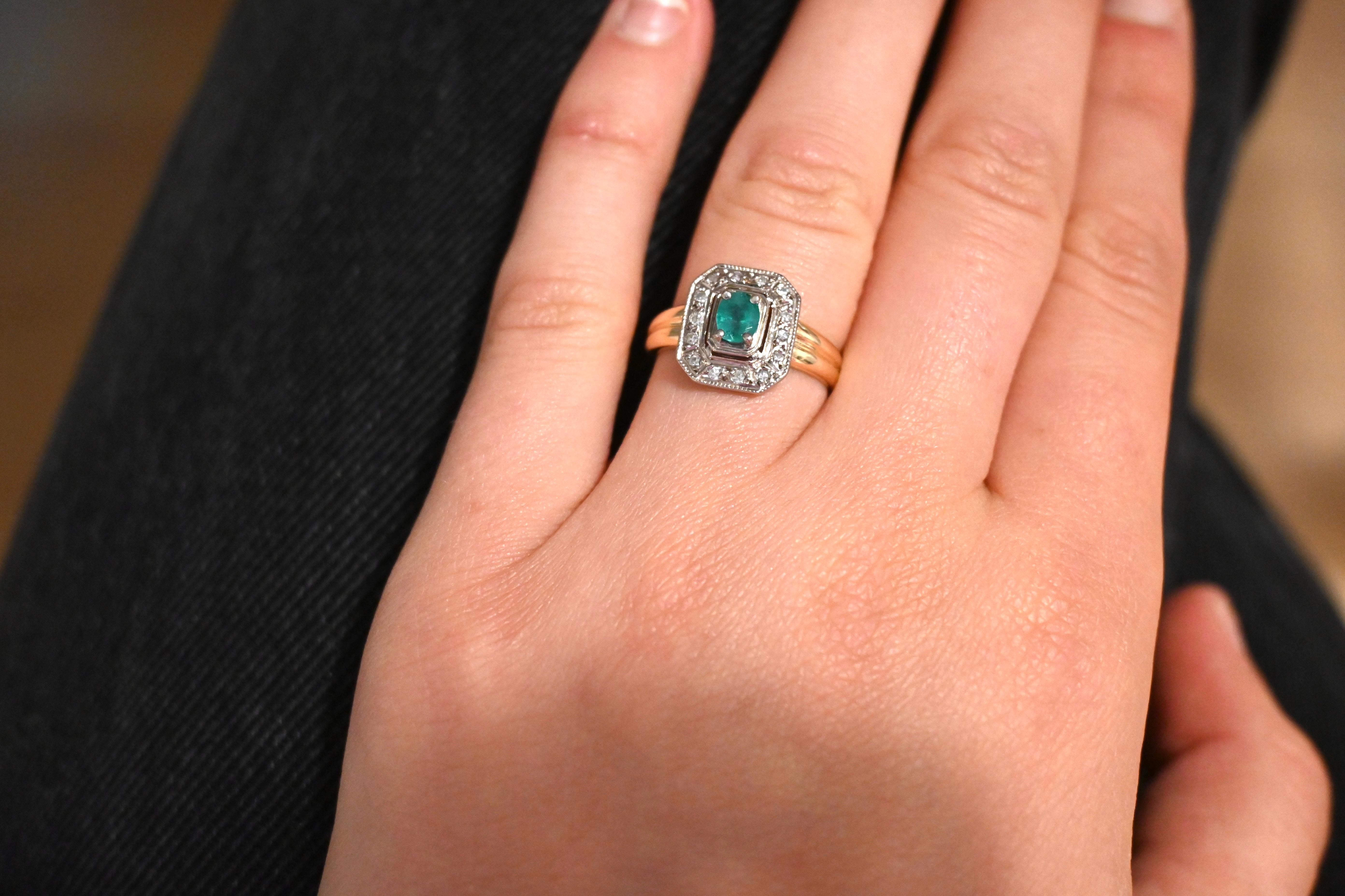 Ring in 18 carat yellow gold with emerald and diamonds

This ring is made entirely of 18-carat yellow gold. The centrepiece is an elegant oval emerald. This precious stone is surrounded by a square setting of brilliant-cut diamonds. The emerald is