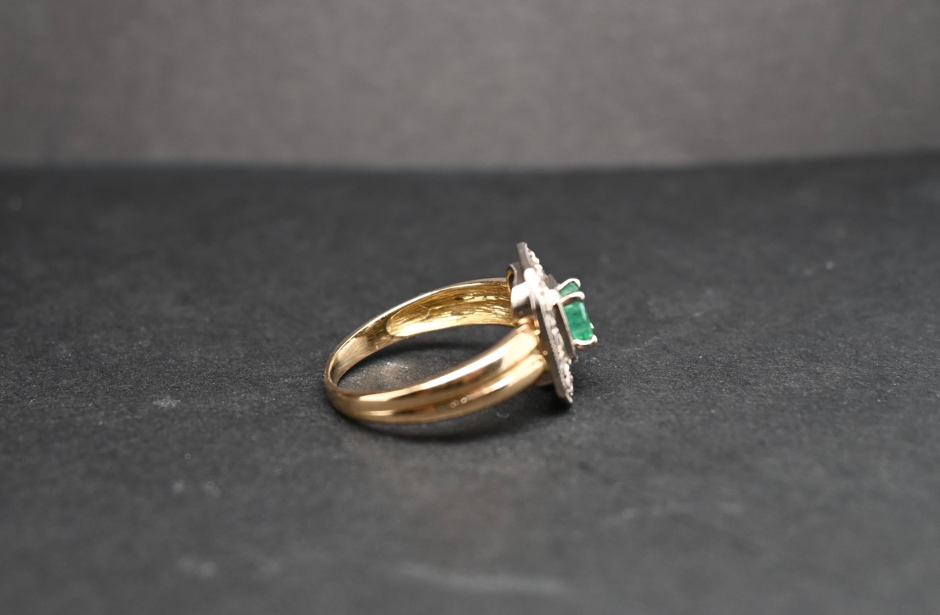 Ring Yellow Gold 18 Carats Emerald Diamonds In Excellent Condition For Sale In Vannes, FR