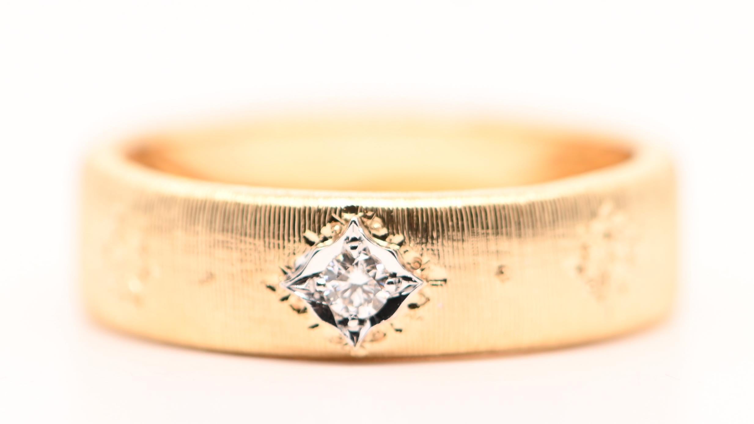 Ring Yellow Gold 18 Carats Princess Cut Diamond

This stunning ring is a masterpiece crafted in luxurious brushed gold, with a total gold weight of 3.65 grams, exuding elegance and timeless appeal. The brushed finish enhances the metal's ability to