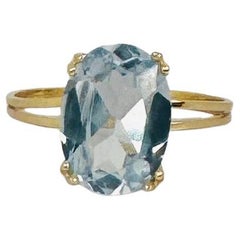 Ring yellow gold 18 cart with oval cushion faceted aquamarine light blue