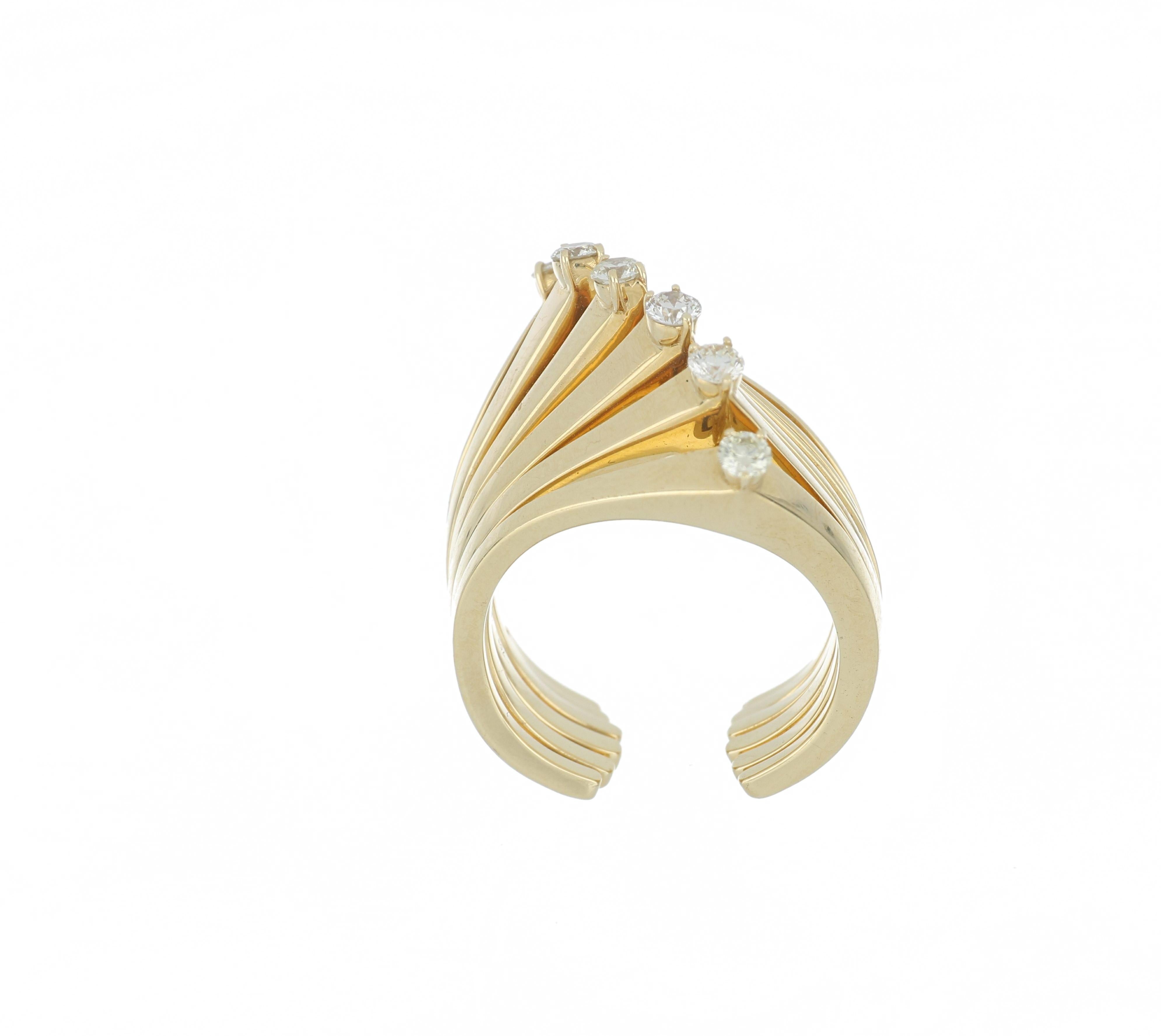 This beautiful, feminine Soffio piece was inspired by the soft curves seen in dandelions. The lines and curves created in this ring are elegant and stunning and they create an aesthetically pleasing dimension. 18k rose gold, this ring is adorned
