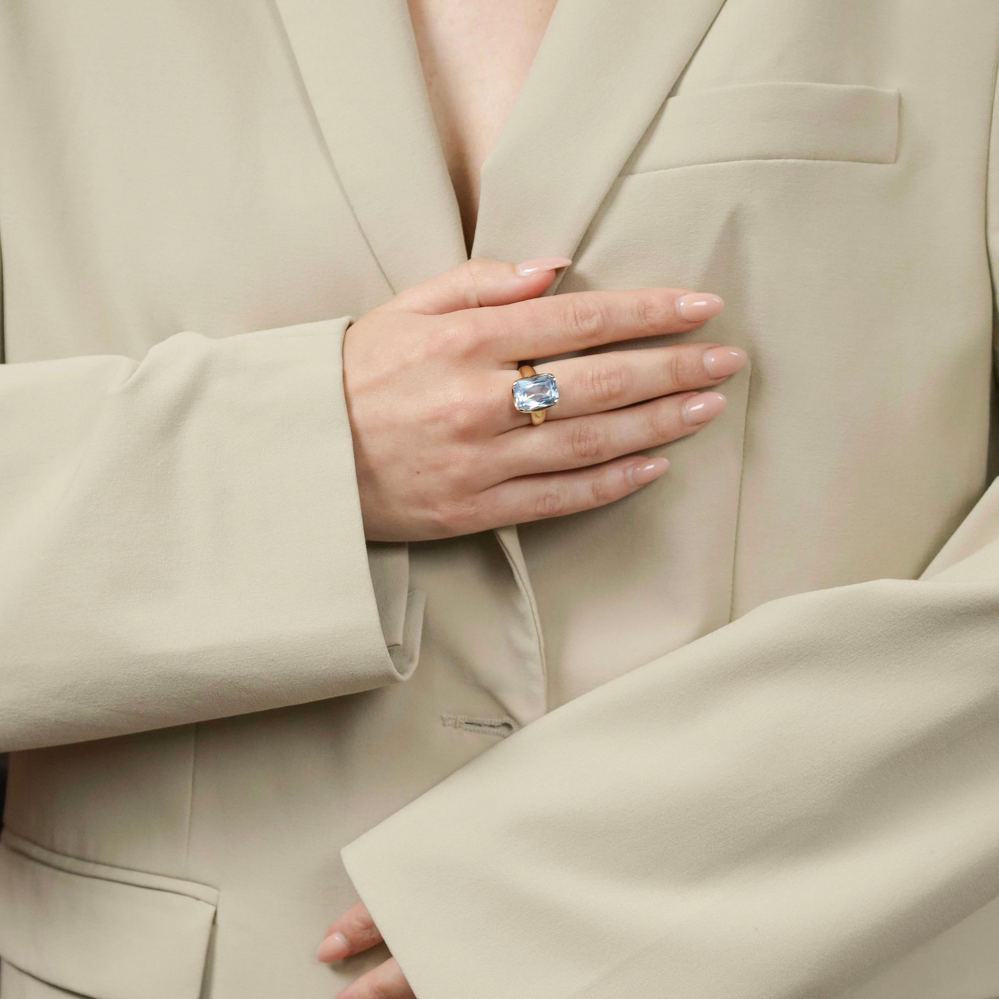 Taille émeraude Bague or jaune 18 carats avec topas bleu circa 5 carats en vente