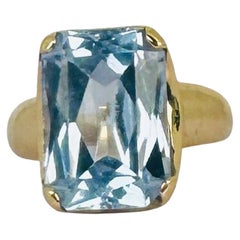 Bague or jaune 18 carats avec topas bleu circa 5 carats