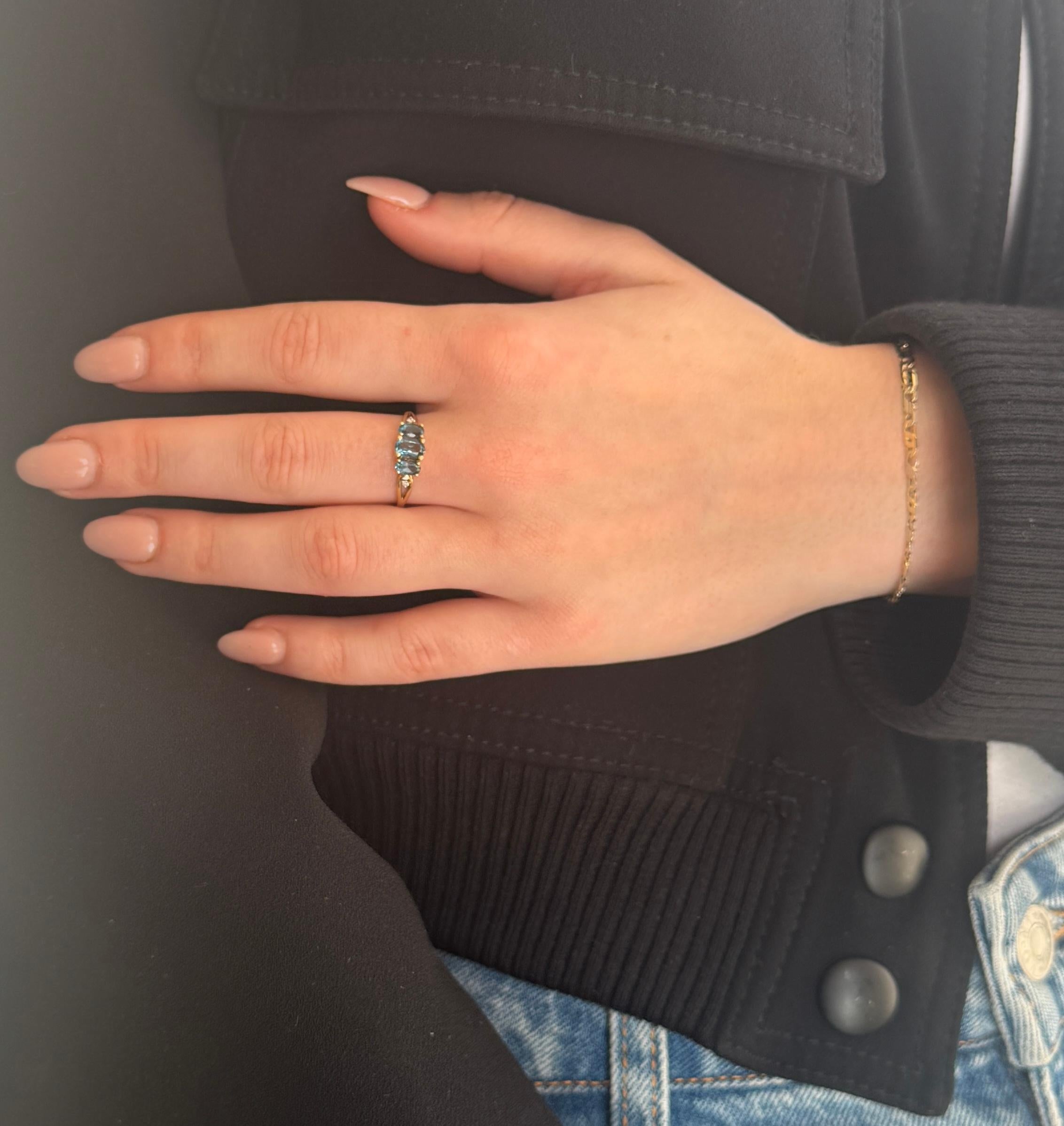 Bague en or jaune 9 carats 3 topaze bleue de Londres, 0,86 carat, diamants 0,03 carat en vente 5