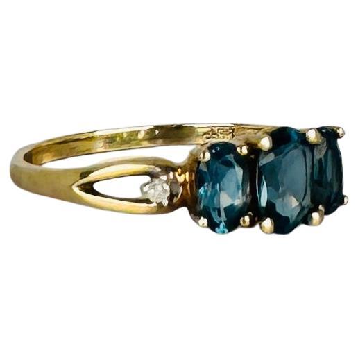 Bague en or jaune 9 carats 3 topaze bleue de Londres, 0,86 carat, diamants 0,03 carat Bon état - En vente à Heemstede, NL