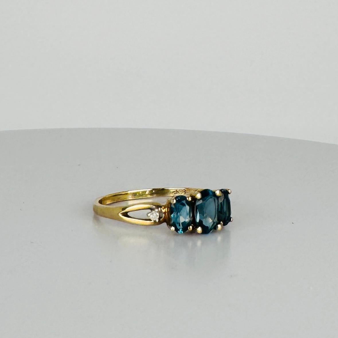 Bague en or jaune 9 carats 3 topaze bleue de Londres, 0,86 carat, diamants 0,03 carat Pour femmes en vente