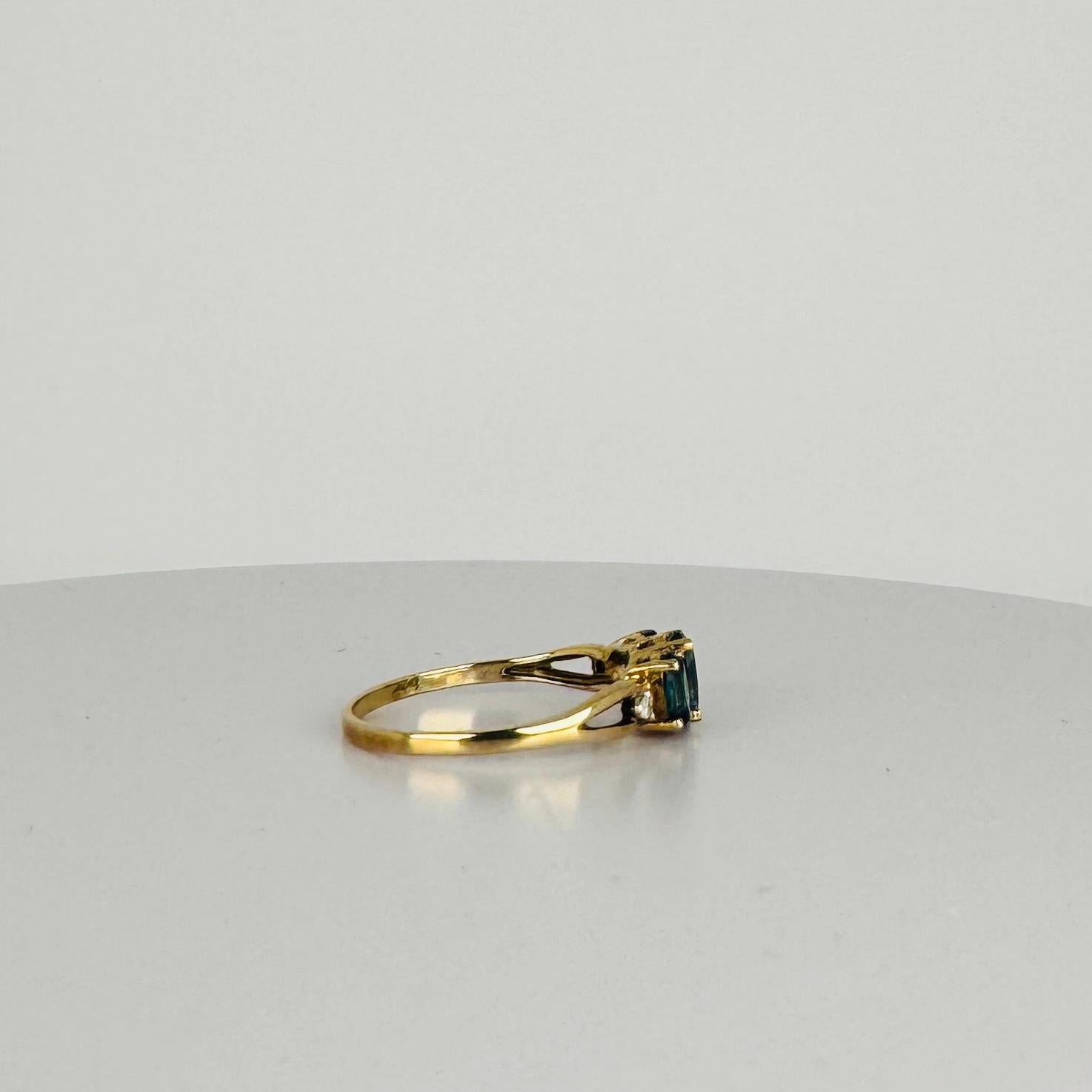 Bague en or jaune 9 carats 3 topaze bleue de Londres, 0,86 carat, diamants 0,03 carat en vente 1