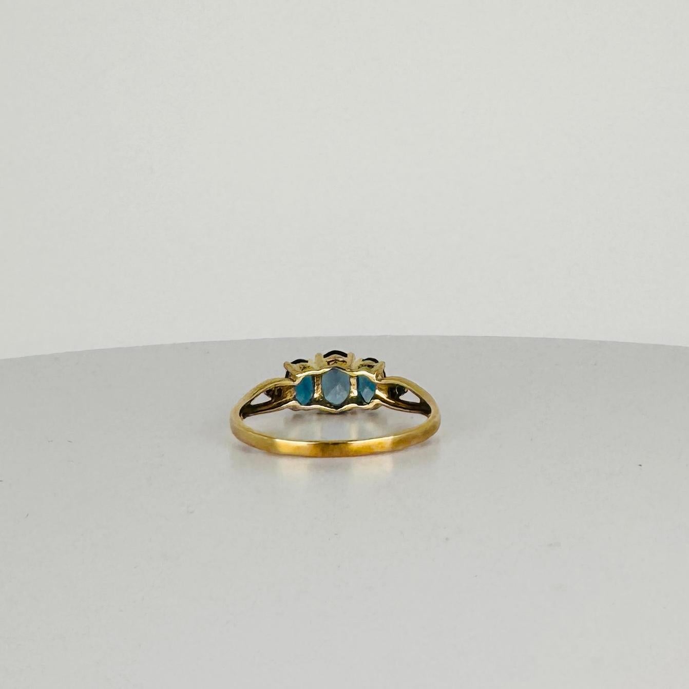 Bague en or jaune 9 carats 3 topaze bleue de Londres, 0,86 carat, diamants 0,03 carat en vente 3