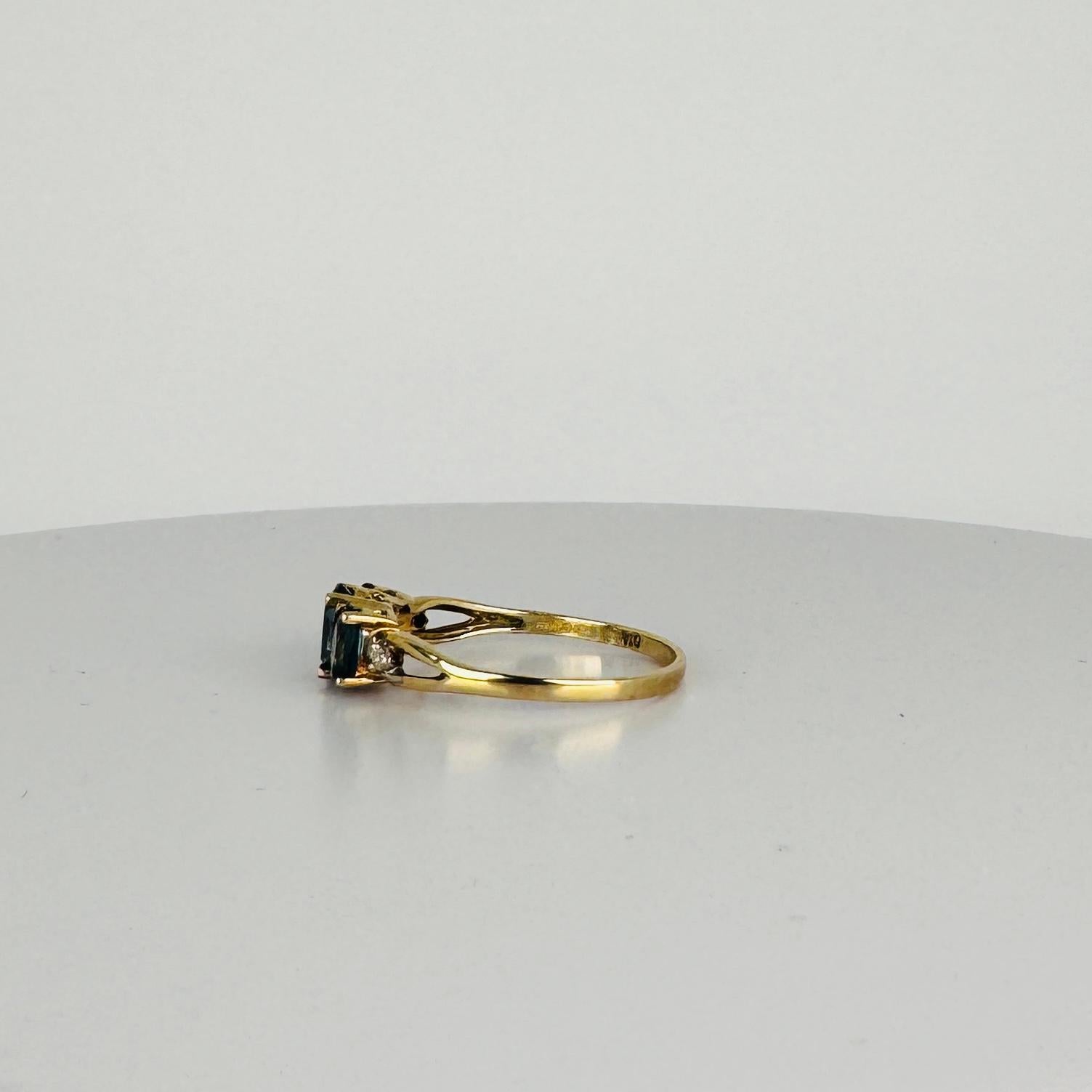 Bague en or jaune 9 carats 3 topaze bleue de Londres, 0,86 carat, diamants 0,03 carat en vente 4