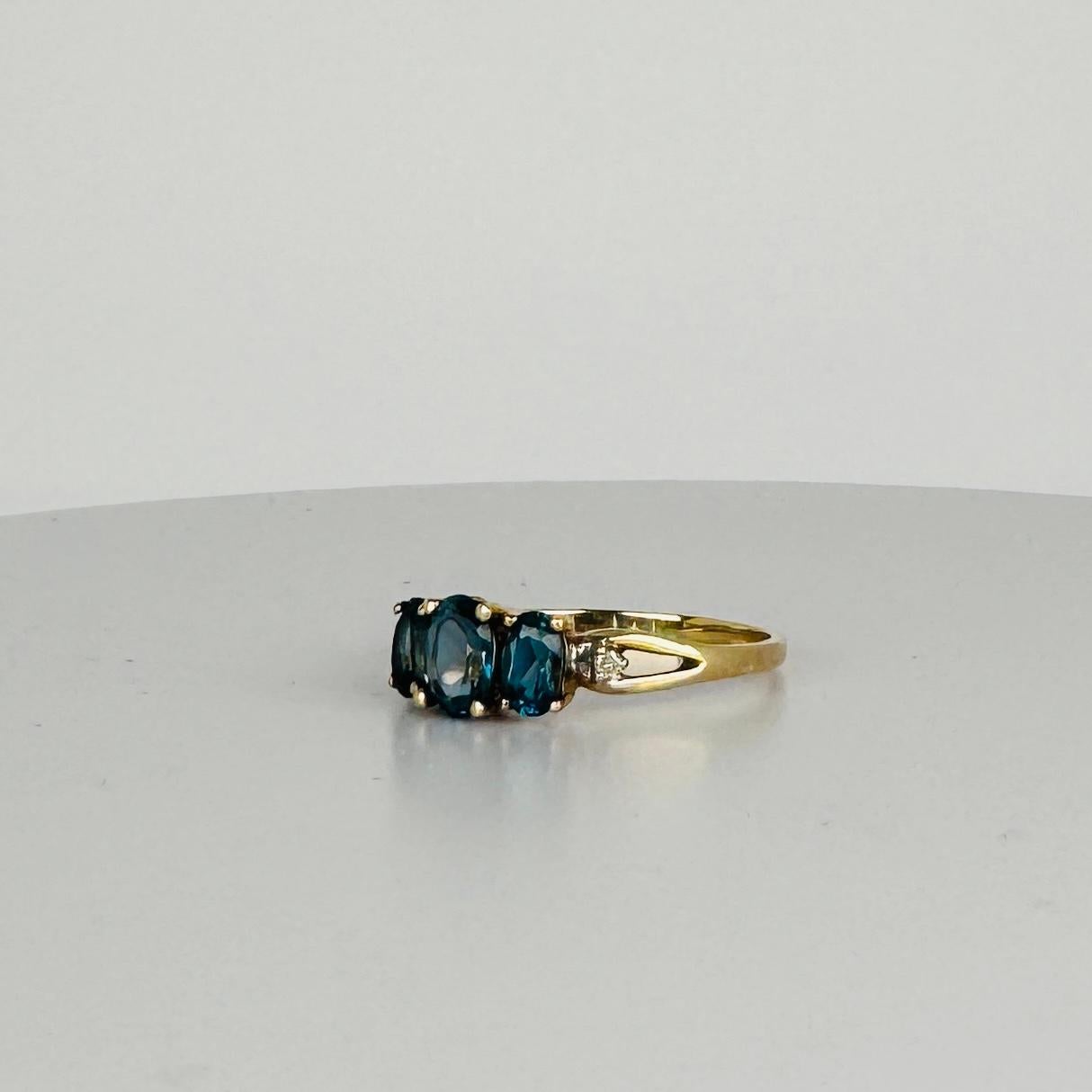 Bague en or jaune 9 carats 3 topaze bleue de Londres, 0,86 carat, diamants 0,03 carat en vente 6