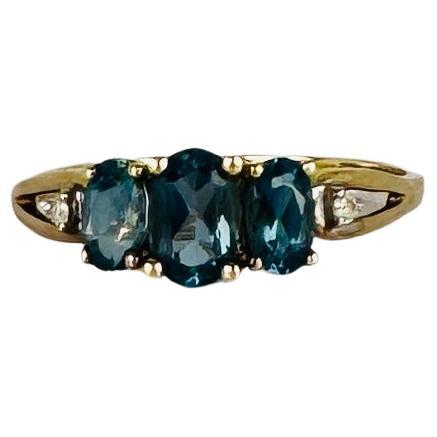 Anillo oro amarillo 9 quilates 3 topacio azul Londres, 0,86 quilates, diamantes 0,03 quilates
