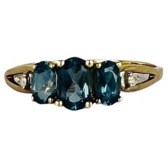 Anillo oro amarillo 9 quilates 3 topacio azul Londres, 0,86 quilates, diamantes 0,03 quilates