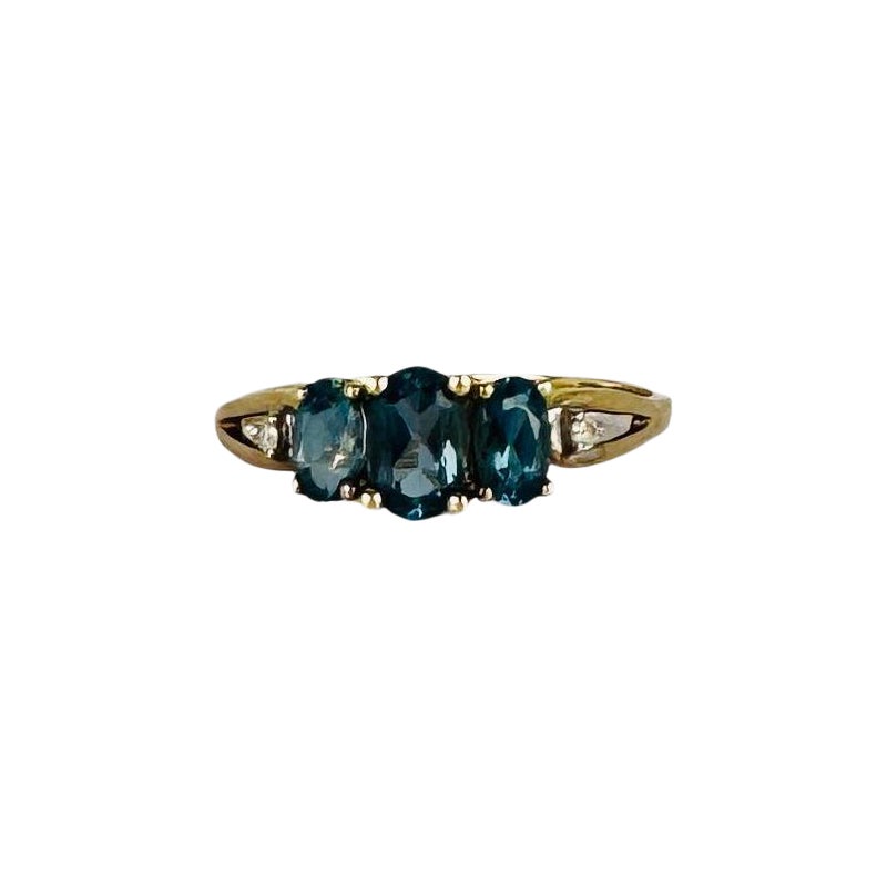 Bague en or jaune 9 carats 3 topaze bleue de Londres, 0,86 carat, diamants 0,03 carat