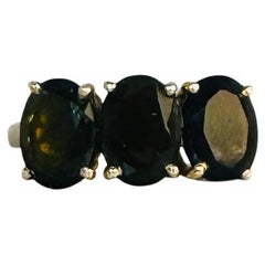 Anillo  oro amarillo de 9 quilates con 3 turmalinas verdes oscuras ovaladas facetadas de 3 quilates