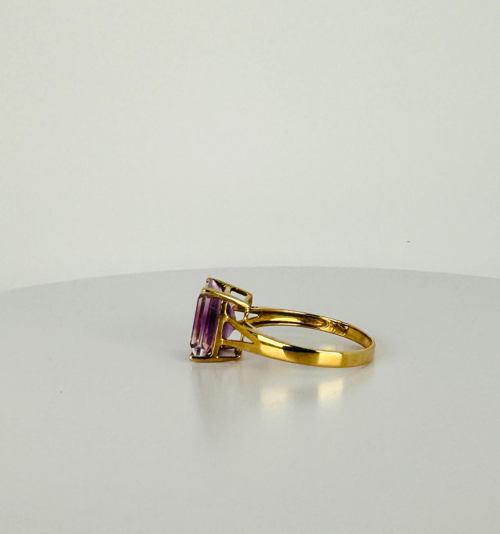 Ring yellow gold 9 carat with natural amethist emerald facetted 1 carat In Good Condition For Sale In Heemstede, NL