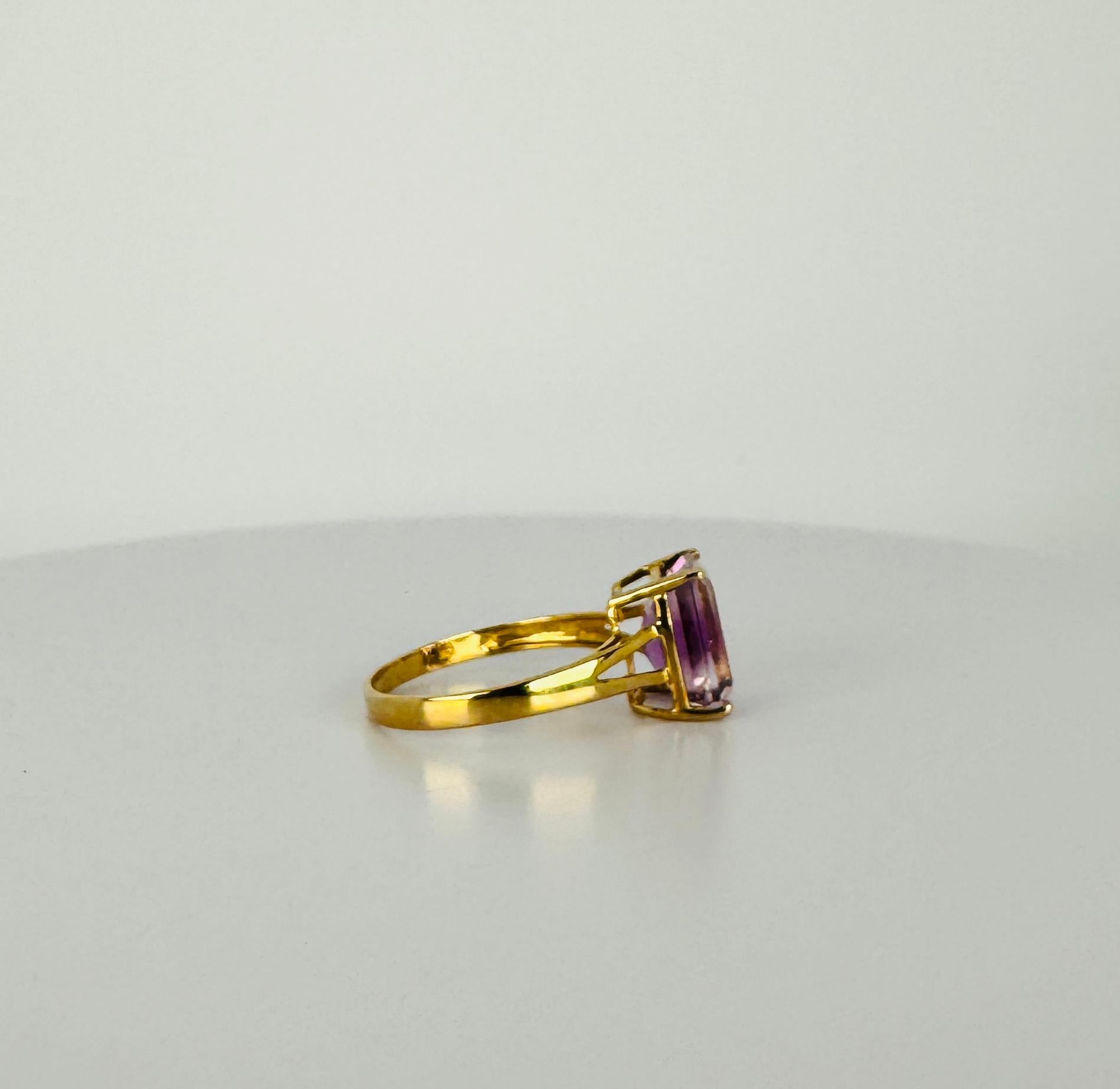 Ring yellow gold 9 carat with natural amethist emerald facetted 1 carat For Sale 2