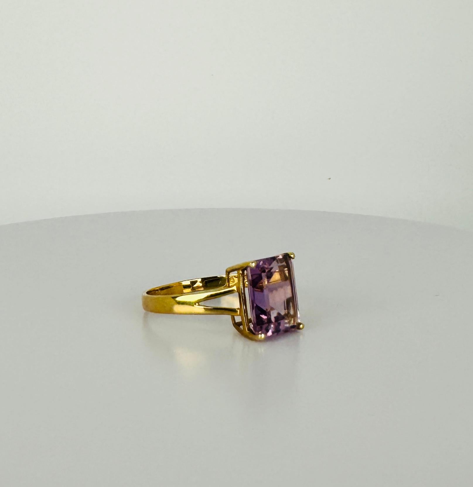 Ring yellow gold 9 carat with natural amethist emerald facetted 1 carat For Sale 3