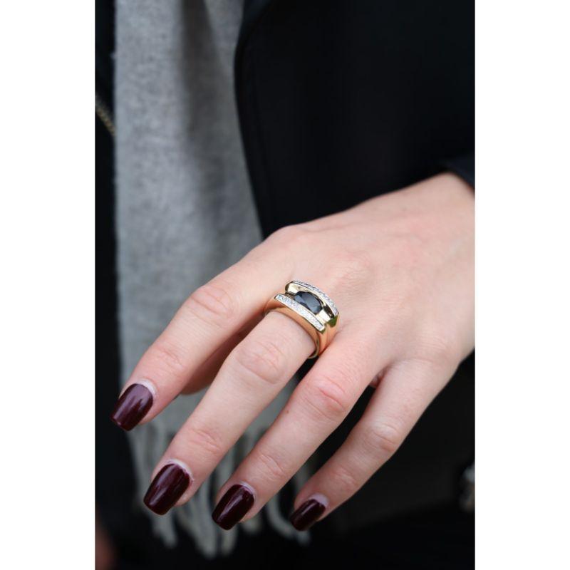 Ring aus Gelbgold 750 Tausendstel (18 Karat). besetzt mit einem Saphir und Diamanten. einem blauen Saphir im Ovalschliff. mit einem Gesamtgewicht von ca. 2,01 ct. 16 Diamanten im Brillantschliff. mit einem Gesamtgewicht von ca. 0,08 ct. (jeder