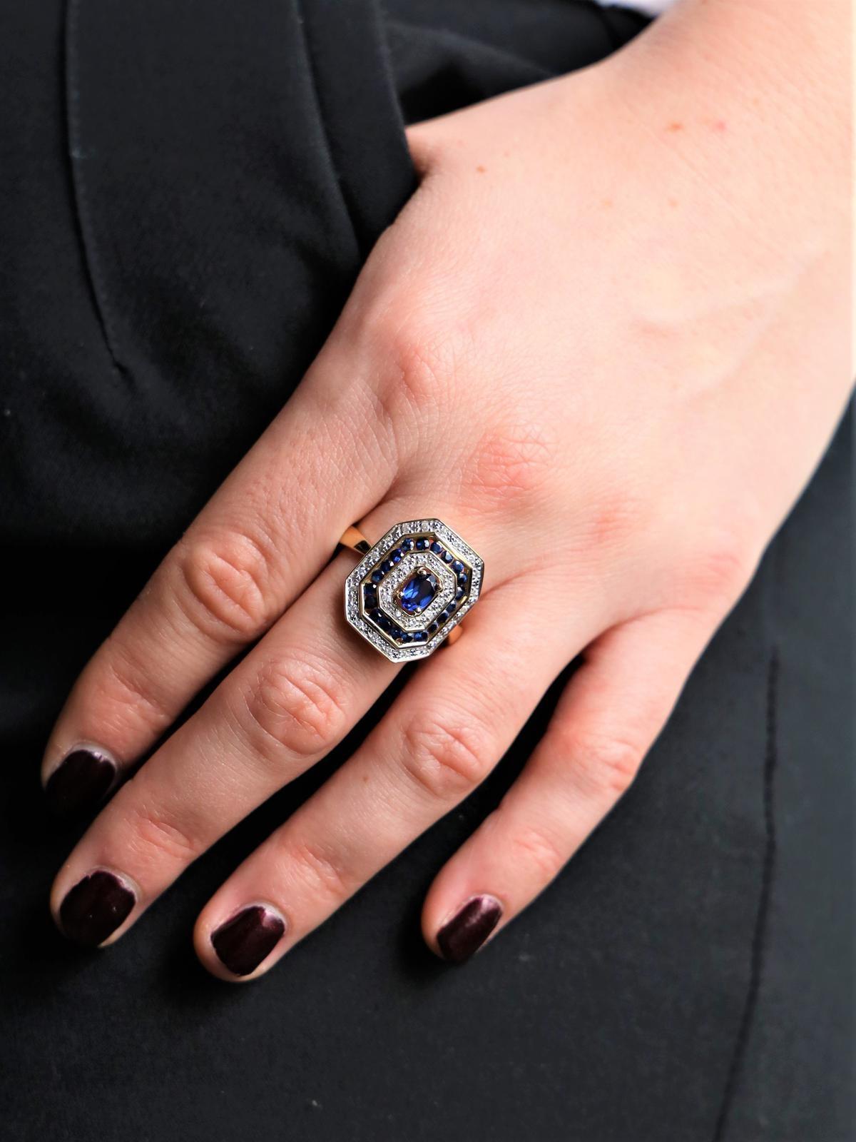 Ring in yellow gold 750 thousandths (18 carats). set in its center with an oval sapphire about 0.46 ct. a pavement of 20 round sapphires about 0.02 ct each. and a pavement of 30 diamonds about 0.01 ct each. Total weight of sapphires: 0.86 ct. Total